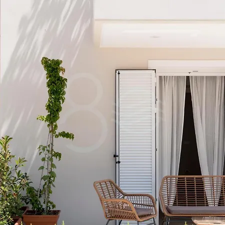 8 Homes Κατομέρι